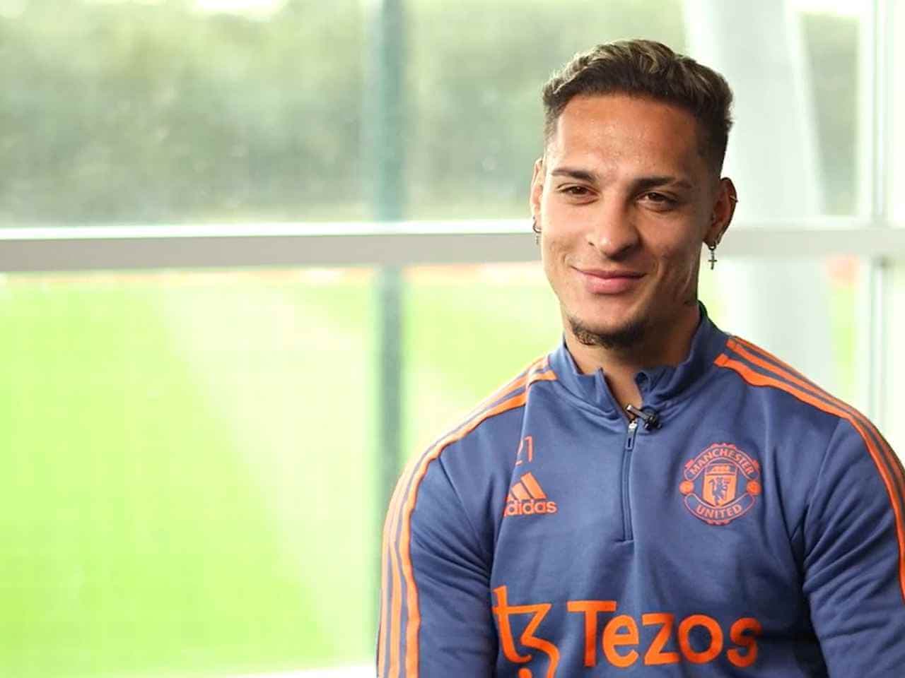 Antony porozprával o sebe a mladíkoch