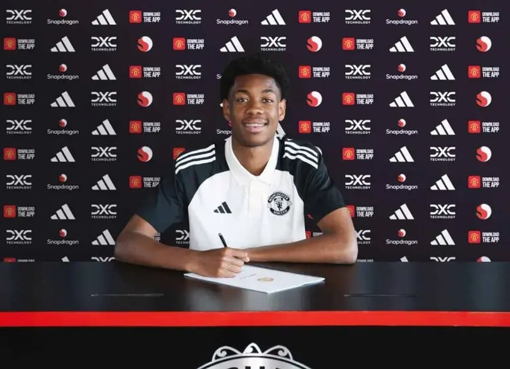 Oficiálne: Kana-Biyik sa upísal United a smeruje na hosťovanie