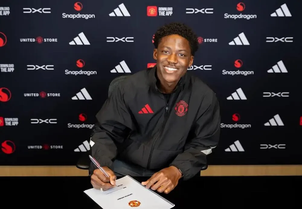 Oficiálne: Mainoo podpísal s United novú zmluvu